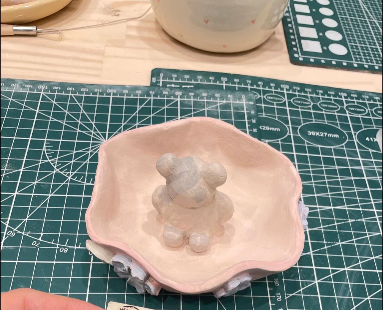 Nếu bạn yêu thích sự ngọt ngào, một chiếc đĩa bèo nhún màu hồng pastel với chú gấu nhỏ ngồi ngoan ngoãn ở giữa sẽ là một tác phẩm tuyệt vời.