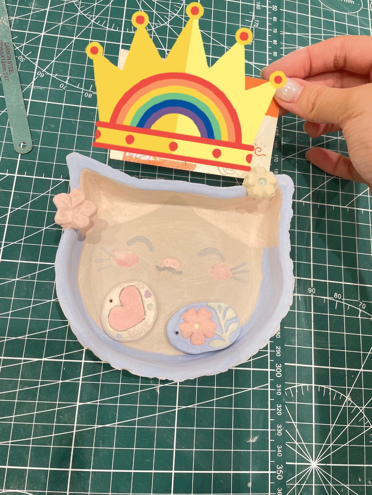 Với những "con sen" chính hiệu, việc nặn một chiếc khay hình mặt mèo ngộ nghĩnh, tô điểm thêm những dấu chân cún và bông hoa đắp nổi chắc chắn sẽ mang lại niềm vui khó tả.