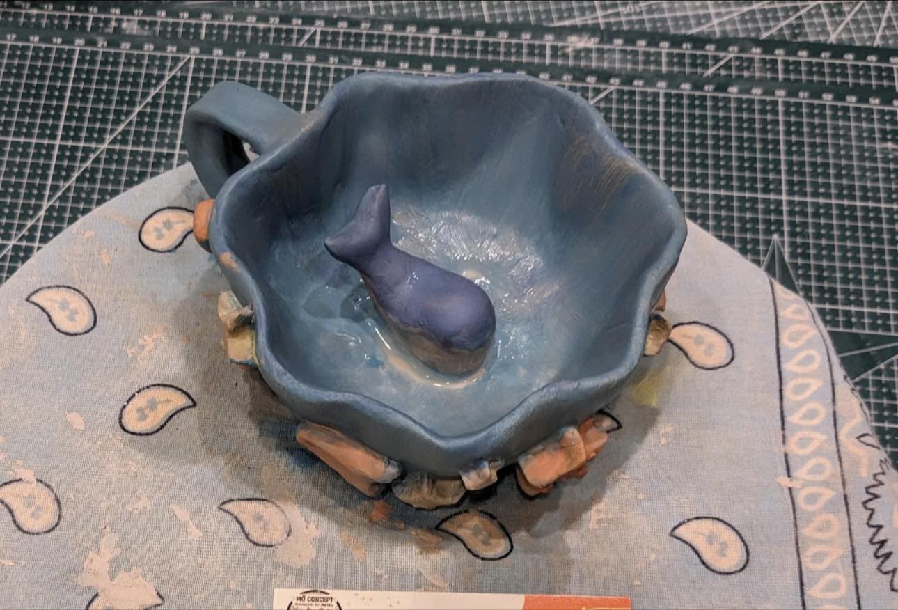 Bạn có thể tự tay tạo ra một chiếc bát gốm mang hơi thở đại dương với hình ảnh chú cá voi xanh 3D nhô lên giữa lòng bát uốn lượn.